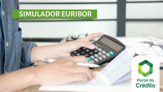 homem a usar calculadora para ilustrar uso de simulador euribor