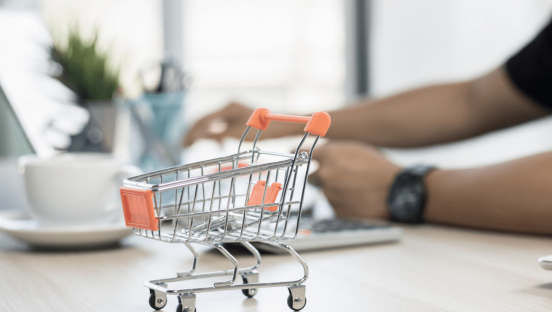 homem a comprar com crédito ao consumo