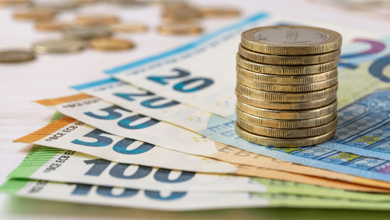 Entre os pontos centrais estão o aumento do salário mínimo e a redução de taxas de IRS, medidas que terão impacto direto no rendimento das famílias