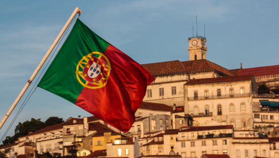 A OCDE reviu em alta a previsão de crescimento económico para Portugal em 2026, mas alerta para um agravamento do défice público